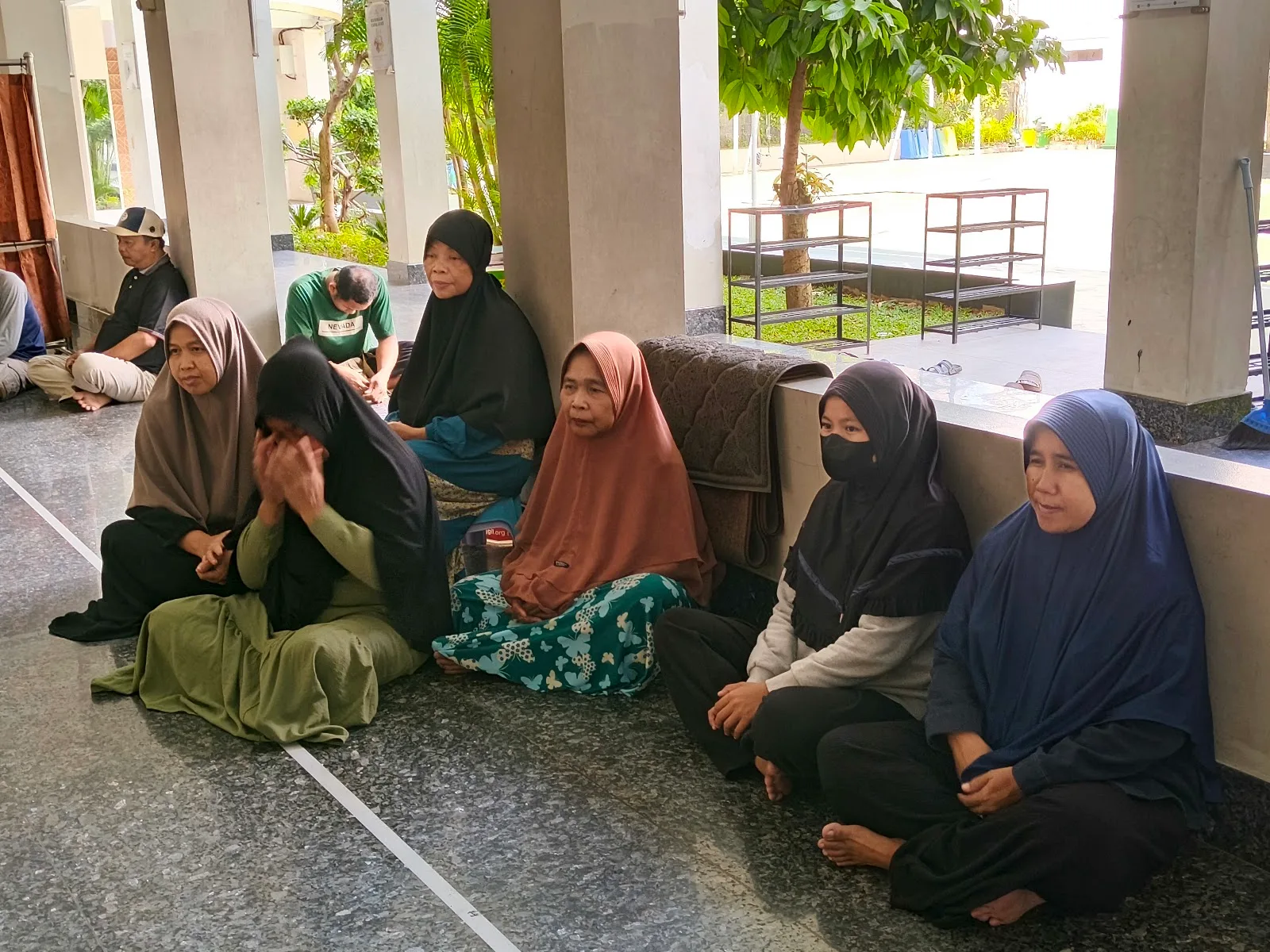 Senyum Dhuafa di Serambi Masjid